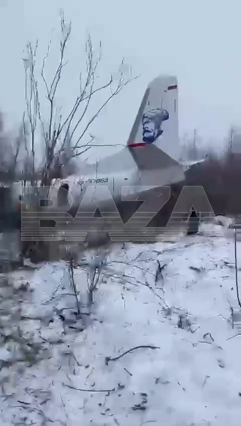 In Nelkan (Region Chabarowsk) kam ein Flugzeug des Typs An-24 von der Landebahn ab und stürzte in Büsche