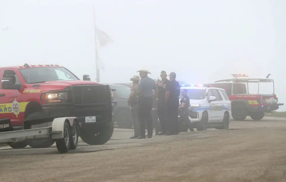 5 dead after Mexican Navy plane crashes in Texas while on aid mission. The plane was carrying four members of the Mexican Navy and four civilians. The Mexican Navy said five people died, two people were rescued and one person remains missing