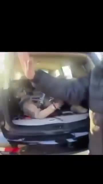 Imágenes del piloto estadounidense tras el accidente de su avión al oeste de Kuwait. Según informes, la aeronave fue entregada a las autoridades de seguridad kuwaitíes por residentes locales. Un F-15 estadounidense fue derribado por error por las defensas aéreas kuwaitíes. El piloto se eyectó sano y salvo, pero sufrió heridas leves.