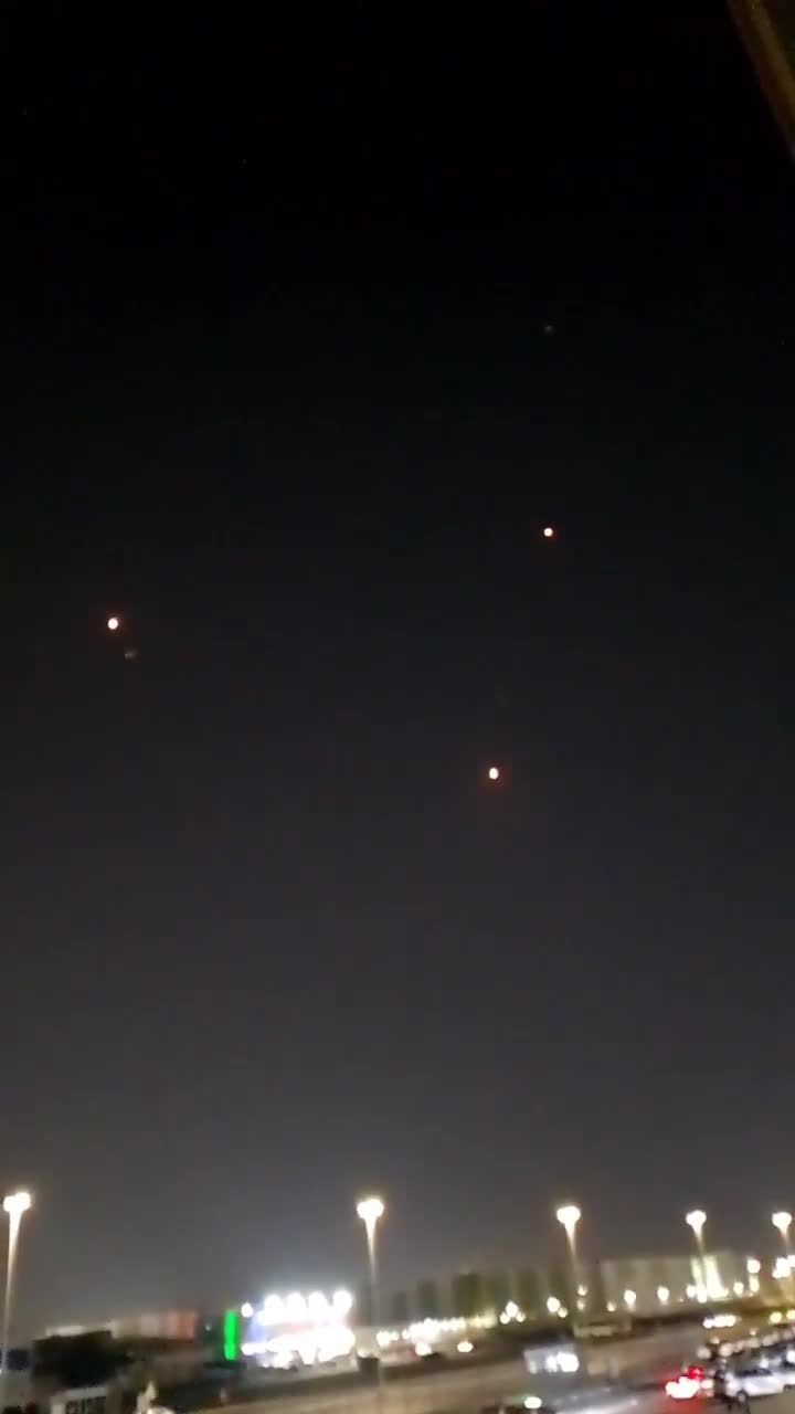 Se reportan múltiples intercepciones sobre Abu Dhabi mientras testigos declaran a Reuters que se escucharon explosiones cerca del Aeropuerto Internacional Zayed.