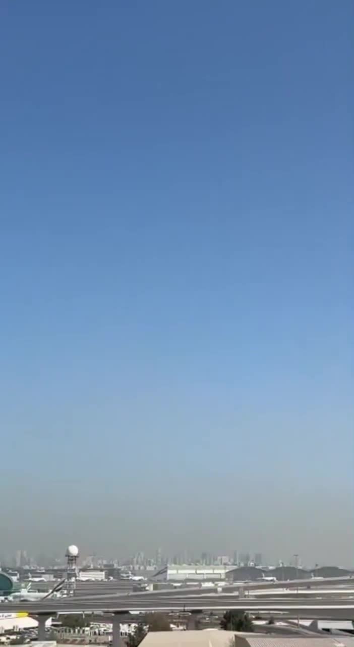 Emiratos Árabes Unidos: Otro ataque iraní se produjo cerca del Aeropuerto Internacional de Dubái hace unos momentos. Se oyeron los motores de los drones justo antes del impacto.