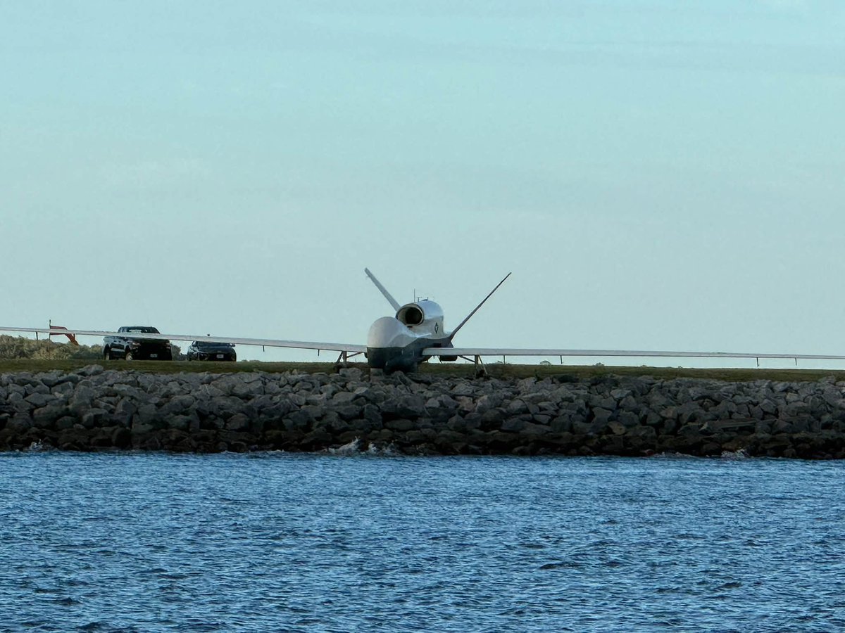 כט-משגר של הצי האמריקני מסוג MQ-4C טריטון, שהיה במשימת מעקב, התנגש בלב ים ליד שדה התעופה בבסיס הצי במייפורט, פלורידה, ככל הנראה עקב התנגשות עם קרקע.